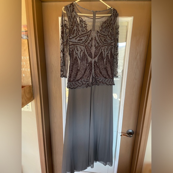 Pizarro Nights gown with sleeves and beautiful detail - Picture 3 of 5